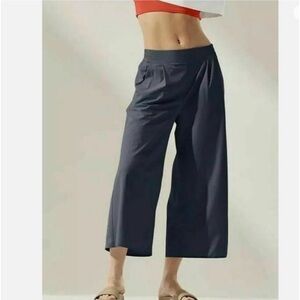 EUC Athleta Black Brooklyn Wide Leg Crop Pant size 8